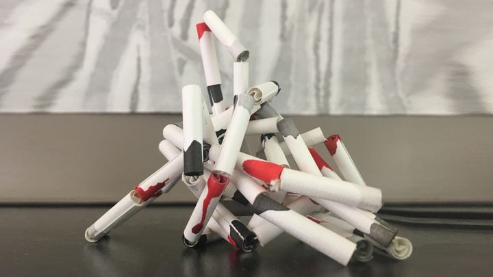 Oeuvre d'art en papier, color avec l'encre de chine, rouleaux enfiller sur un file